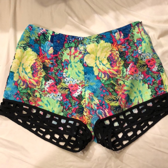 Multicolor shorts with black lace trim - Picture 1 of 2